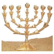chandelier d'or avec les 7 branches et les 3 boutons et la fleur